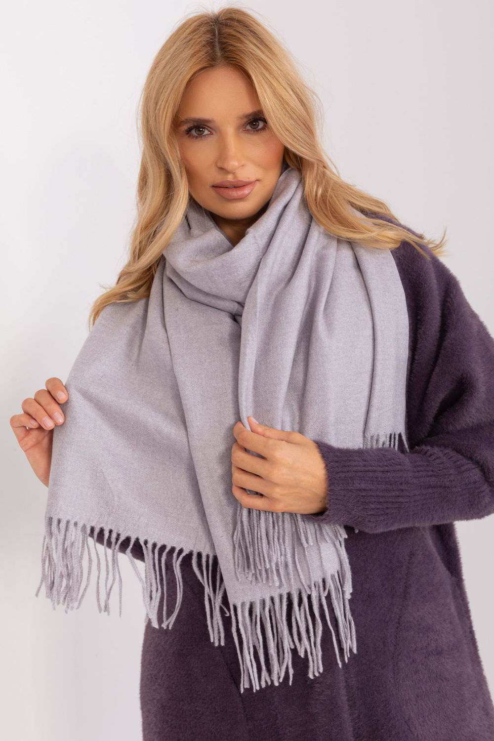 Shawl model 187617 AT  Size one-size-fits-all