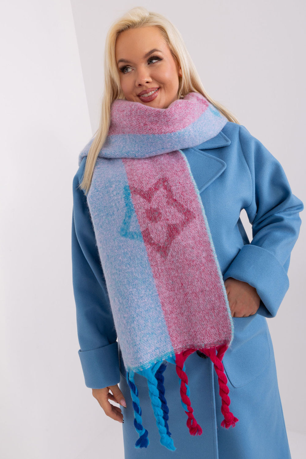 Shawl model 190550 AT  Size one-size-fits-all